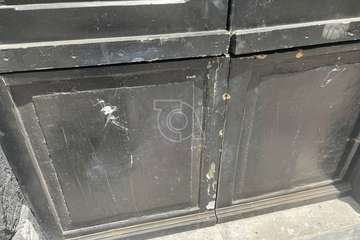 Un joven con capucha intenta forzar sin éxito la puerta del templo y varios negocios de Los Llanos de Telde/TA.